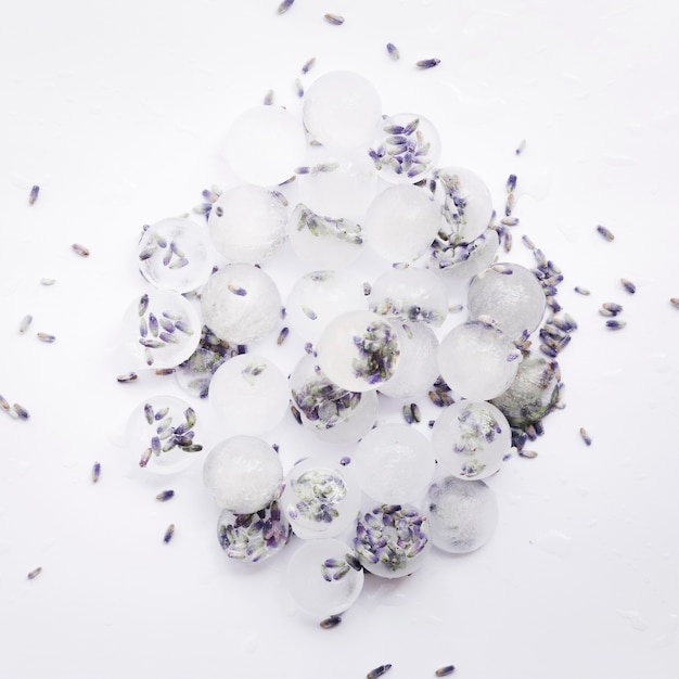 Free photo pile of ice cubes with violet seeds