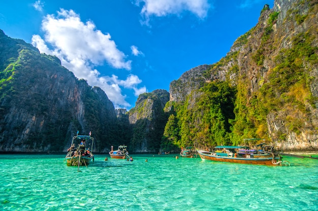 Free photo pileh blue lagoon at phi phi island, thailand.