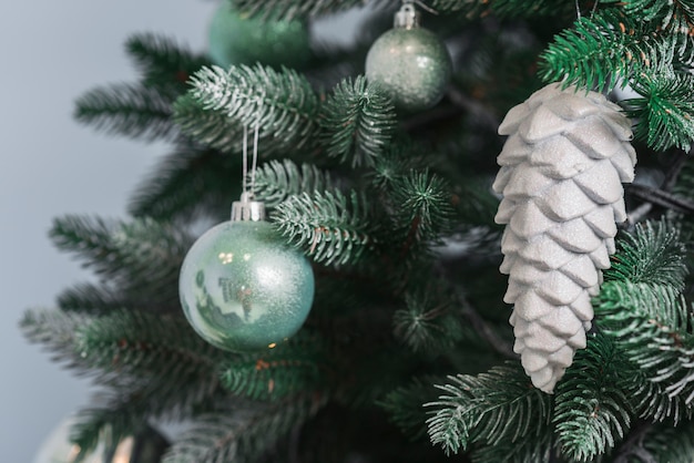 Free Photo pine cone on christmas tree