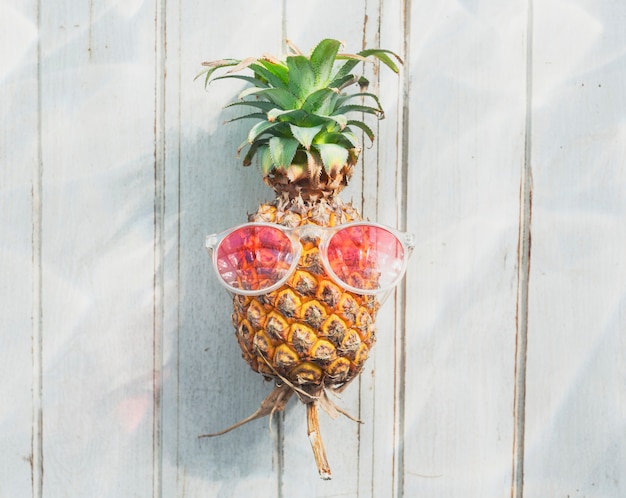 Free photo a pineapple with sunglasses