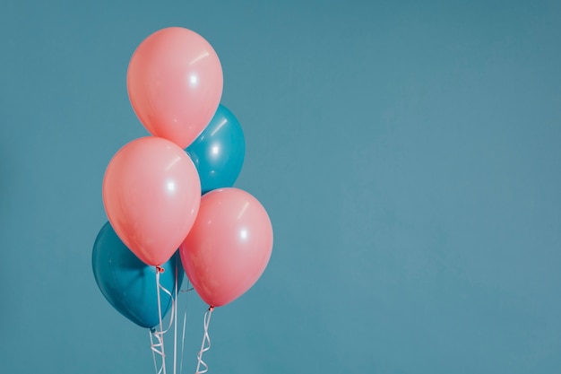 Free photo pink and blue helium balloons