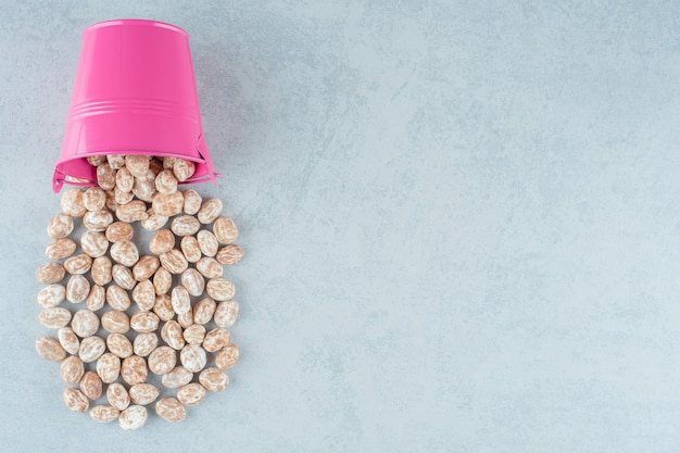 Free photo a pink bucket full of sweet delicious gingerbread on white surface