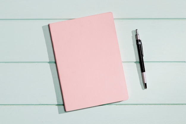 Free Photo pink cover of a notepad with pen