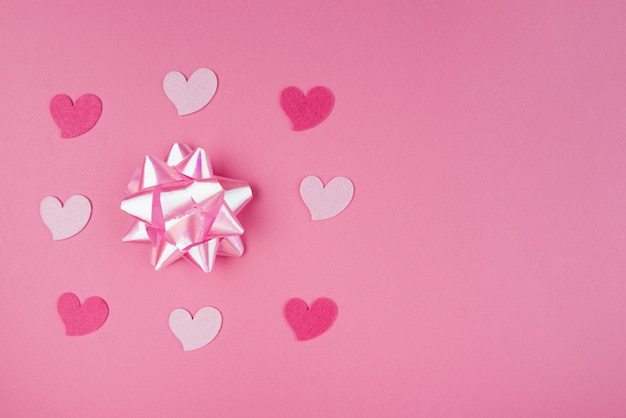 Free Photo pink hearts with pink bow and copy-space