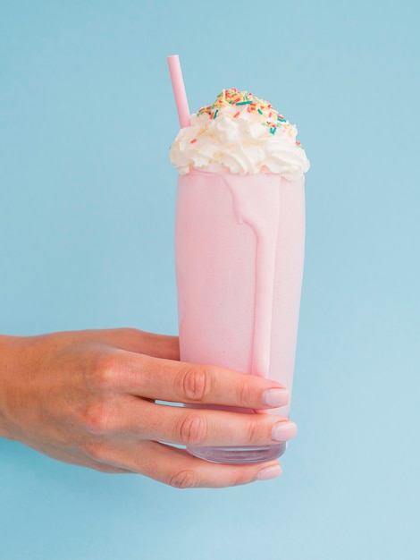 Free photo pink milkshake with blue background