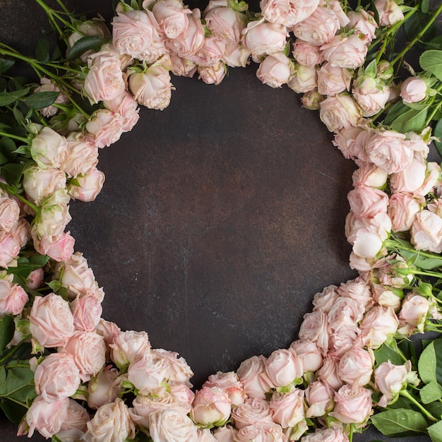 Free photo pink roses on the table top view