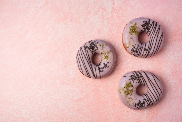 Free photo pink strawberry donuts isolated on pink background.