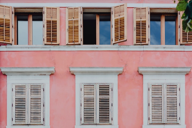 Free photo pink wall and white windows