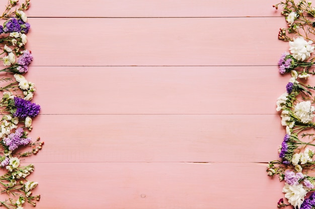 Free photo pink wooden background with pink flowers