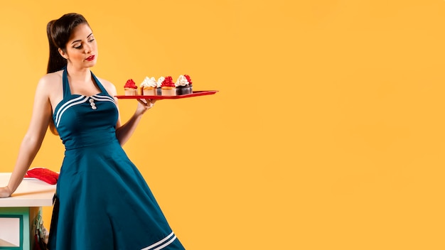 Free photo pinup girl posing in a kitchen