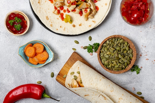 Free Photo pita and vegetables on plates