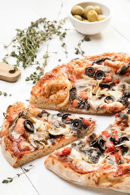 Free photo pizza with olives and vegetables