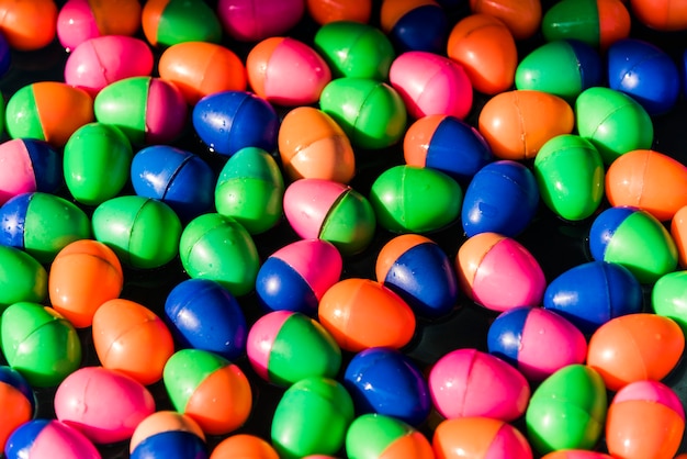 Free Photo plastic eggs floating in water