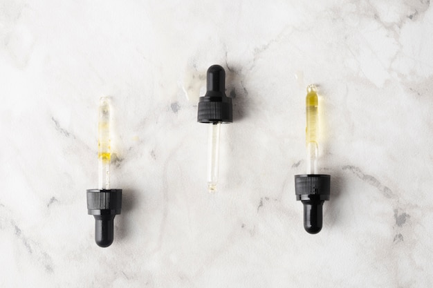 Free Photo plastic pipettes for skincare oils