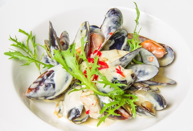 Free photo plate of mussels in sauce with fresh herbs. restaurant shot.