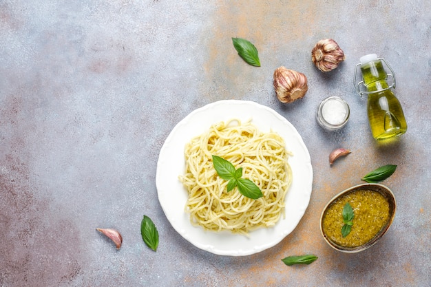 Free photo plate of pasta with homemade pesto sauce.