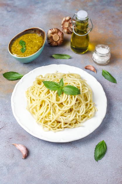 Free photo plate of pasta with homemade pesto sauce.