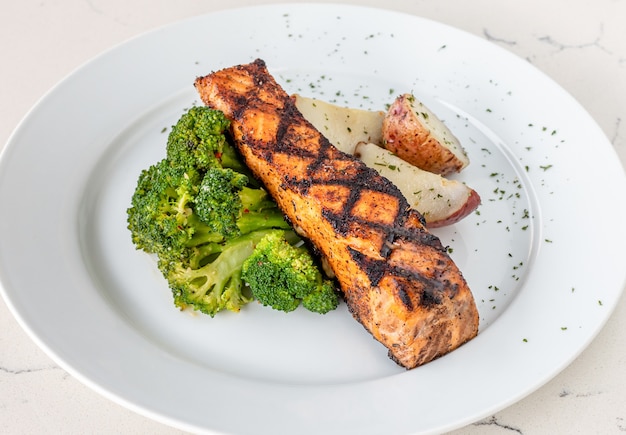 Free Photo plate of salmon steak with broccoli