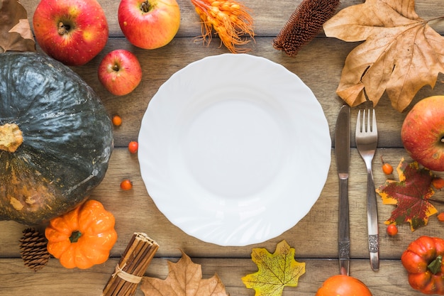 Free photo plate between vegetables and fruits