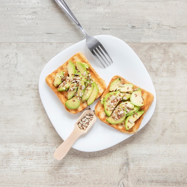 Free photo plate with avocado and seeds toast