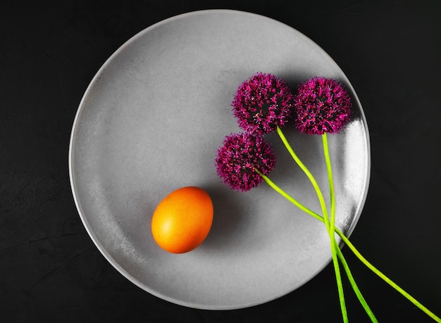 Free Photo plate with boiled egg and wild garlic flowers