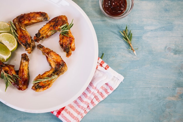 Free photo plate with chicken wings on napkin