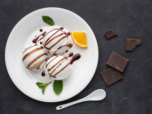 Plate with chocolate topping for ice cream cups