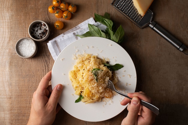 Free photo plate with delicious italian pasta dish