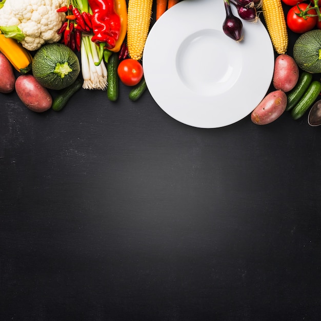 Free photo plate with harvested vegetables