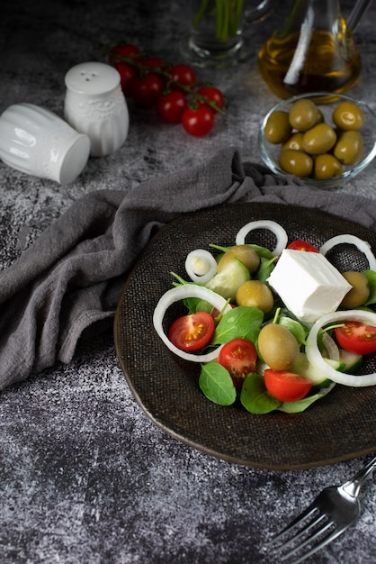 Free Photo plate with salad and olives