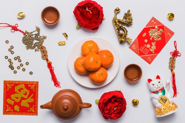 Free photo plate with tangerines amidst chinese stuff