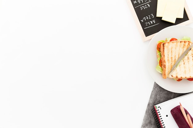 Free photo plate with toast for office breakfast with copy-space