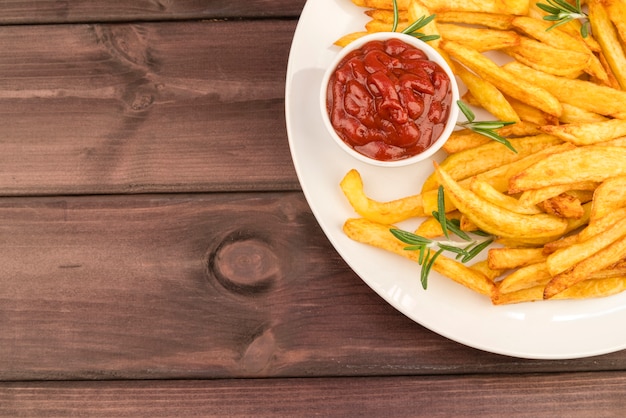 Free Photo plate with yummy french fries and ketchup