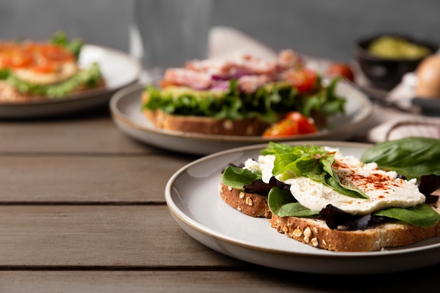 Plates arrangement with sandwiches