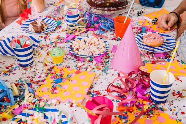 Free photo plates on table at birthday party