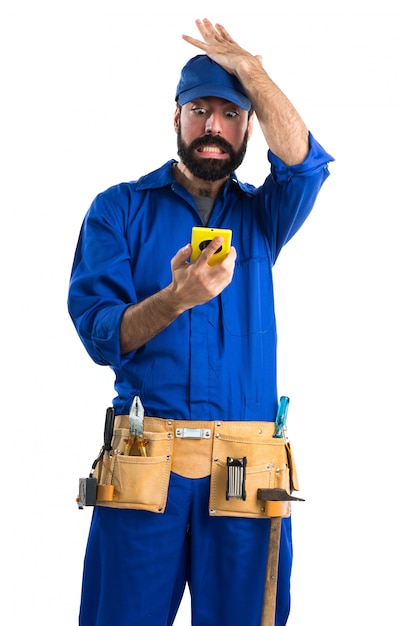 Free photo plumber talking to mobile