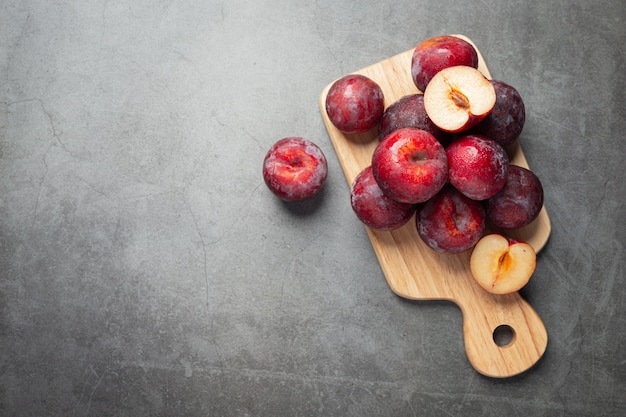 Free Photo plums put on a wooden cutting board