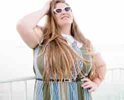 Free photo plus size model wearing sunglasses