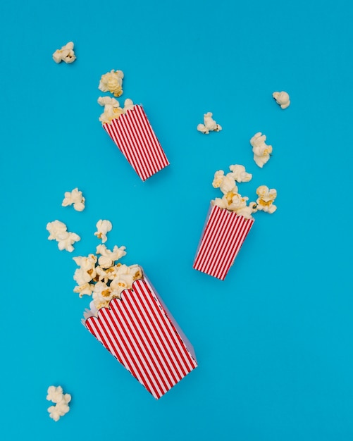 Free photo popcorn composition on blue background