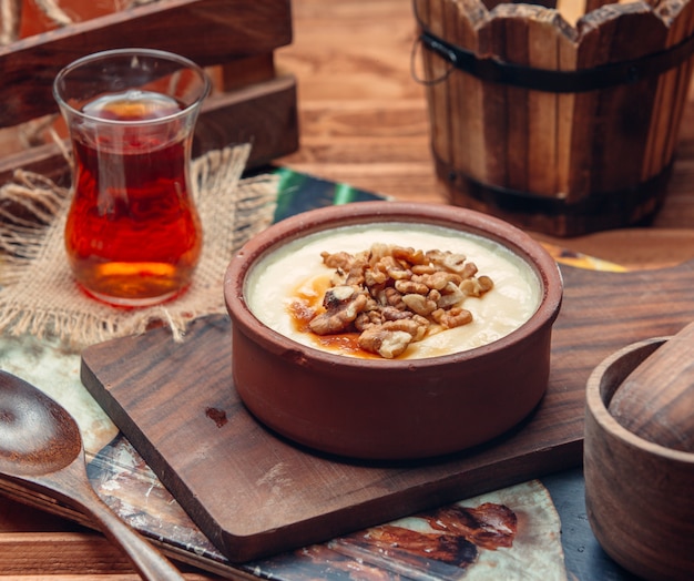 Porridge with honey and tea