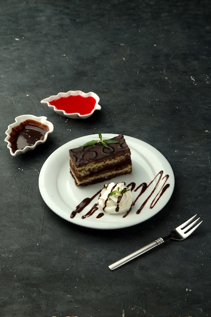 Free photo portioned chocolate cake served with cream