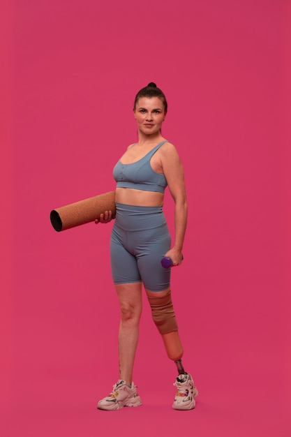 Free photo portrait of active disabled woman with prosthetic leg