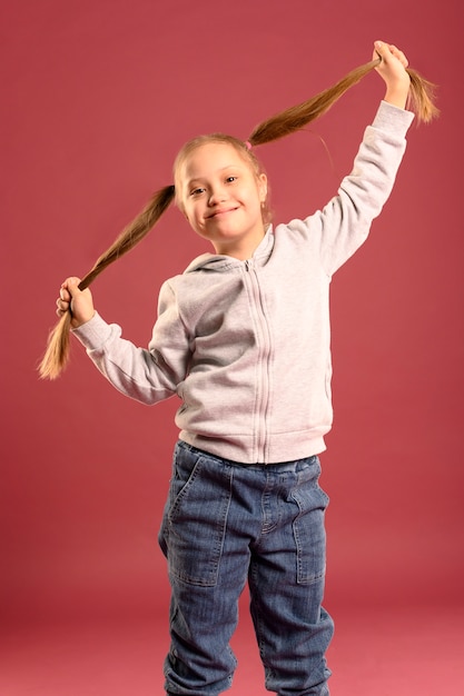 Free photo portrait of adorable young girl posing