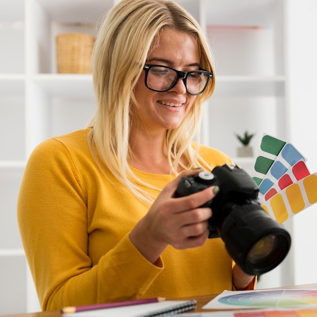 Free photo portrait of adult woman holding professional camera