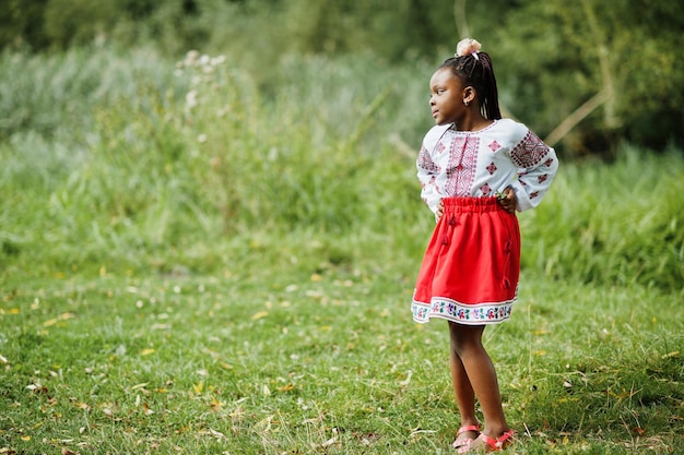 Free photo portrait of african girl kid in traditional clothes at park