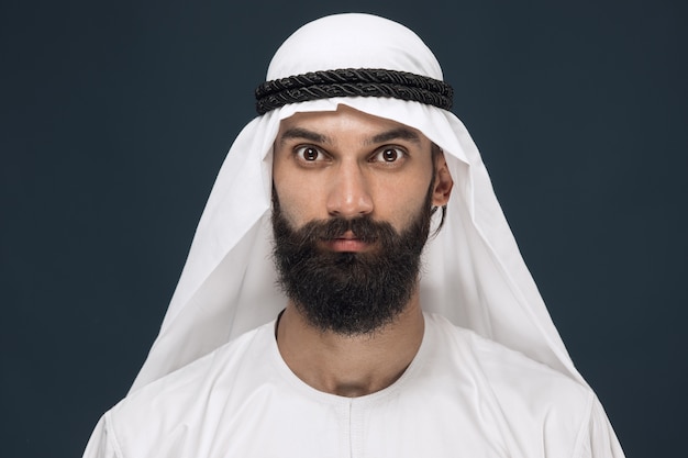 Free photo portrait of arabian saudi sheikh. young male model posing and looks serious or calm.