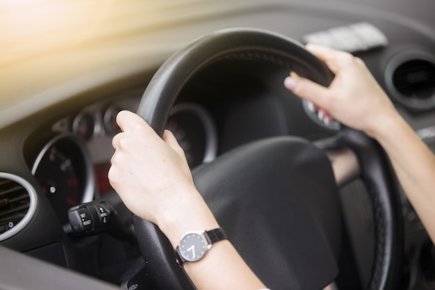 Free photo portrait of an attractive smiling woman driving a car