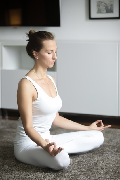 Free photo portrait of an attractive woman at lotus pose