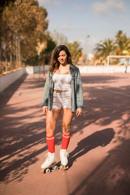 Free photo portrait of an attractive young woman with roller skate