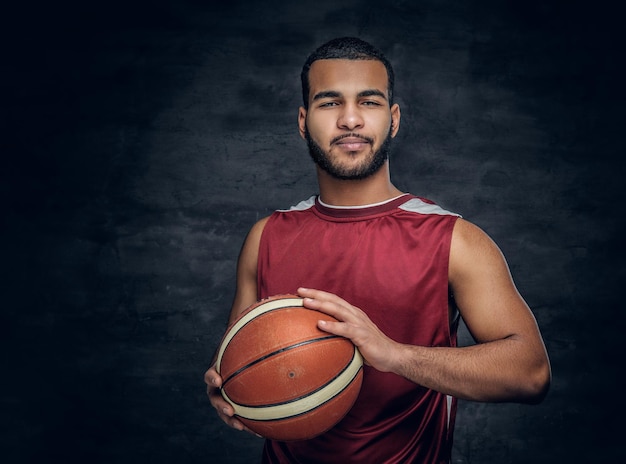 Free photo portrait of a bearded black man holds a basket ball.